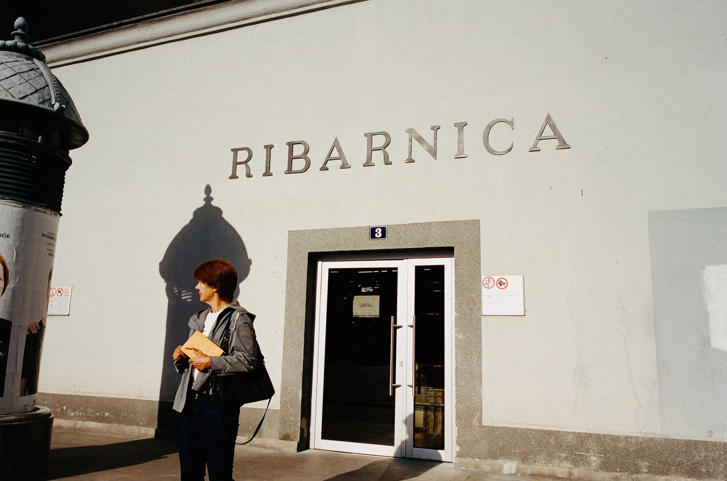 Ljiljana s bilježnicom ispred ulaza u ribarnicu